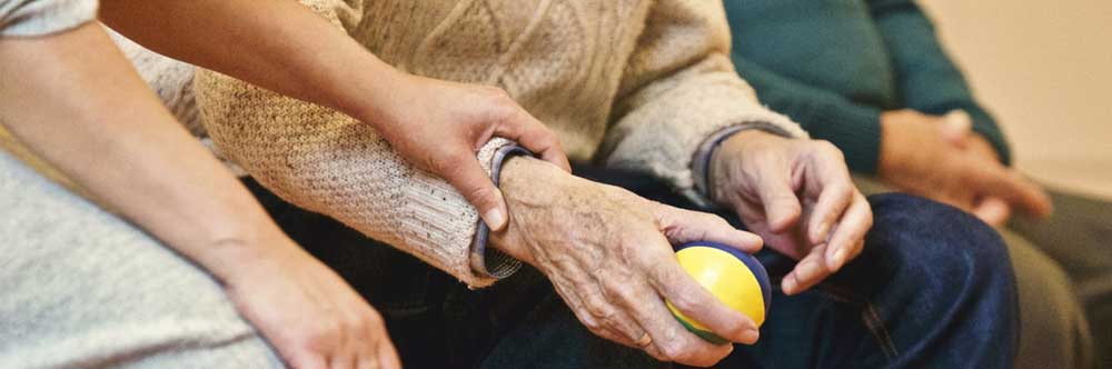 Caregiver, normative e soluzioni per aiutare chi aiuta
